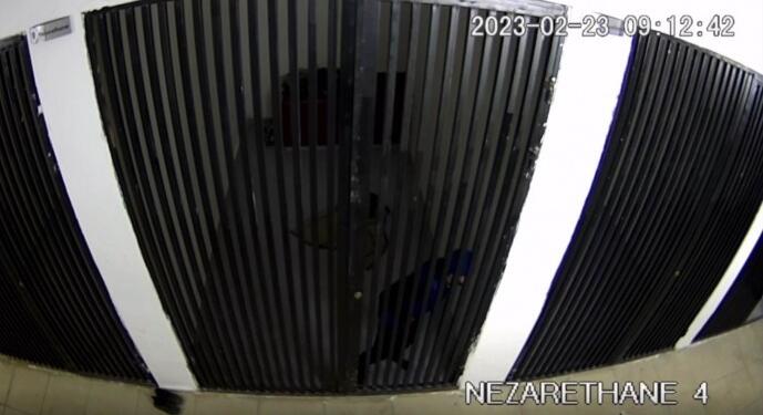 Bugrur intihar girişiminde bulunurken polisler izledi